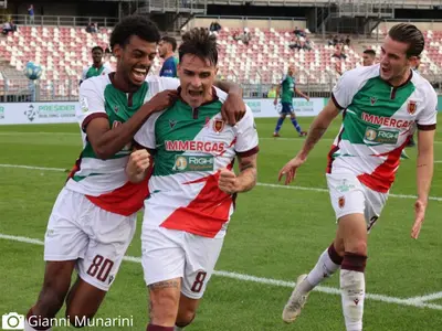 L'esultanza del "Ciga" dopo il gol alla FeralpiSalò - foto Gianni Munarini