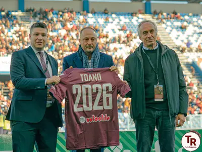 Il sindaco Perugi e l'assessori Zanni premiati dal presidente Salerno - foto Silvia Casali