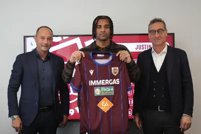 Kumi assieme al presidente Salerno e al ds Pizzimenti