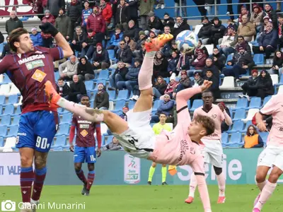 Vasic in azione acrobatica contro la Regia - foto Gianni Munarini