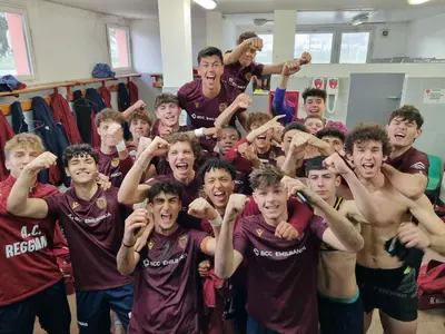 La Primavera festeggia nello spogliatoio dopo l'ultima vittoria