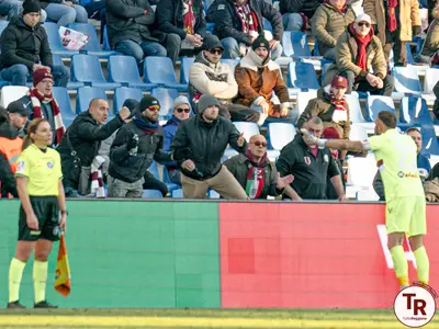 Il capitano Bardi a colloquio con i tifosi del settore Distinti - foto Silvia Casali