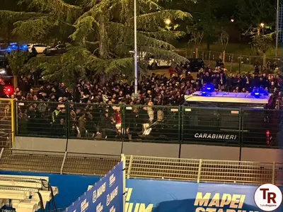 I tifosi radunati fuori dallo stadio dopo il k.o. interno con il Cosenza