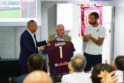 Il presidente Salerno assieme al capitano Rozzio omaggia il patron Amadei con la nuova maglia della Regia