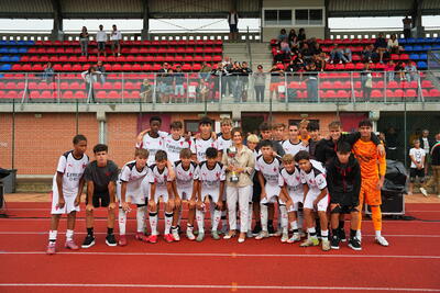 La consegna del trofeo alla squadra vincitrice - foto AC Reggiana
