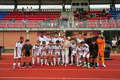 La consegna del trofeo alla squadra vincitrice - foto AC Reggiana