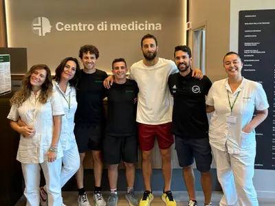 Il capitano Paolo Rozzio assieme allo staff medico in occasione delle visite di inizio stagione