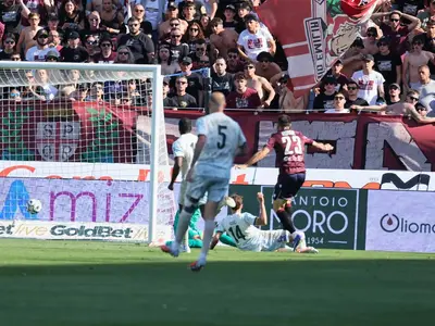 Rover a segno sotto la Curva Sud nel finale - foto Gianni Munarini