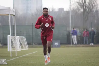 Okwonkwo in azione sotto lo sguardo dei tifosi granata