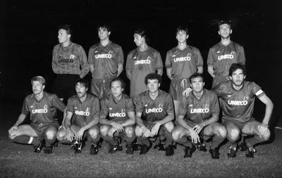 Cacciatori è il terzo calciatore accosciato da sinistra - foto AC Reggiana