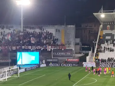 Il saluto della squadra agli oltre 400 tifosi granata presenti al "Del Duca"