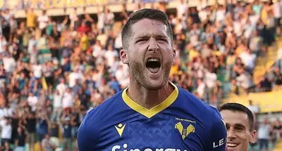 Thomas Henry con la maglia del Verona