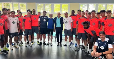 Prodi, al centro, assieme a mister Viali e alla squadra granata al lavoro in palestra