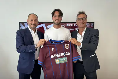 Sersanti assieme al presidente Salerno e al ds Pizzimenti