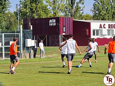 Il dg Marroccu assieme al ds Bernardi mentre osserva l'allenamento dei granata