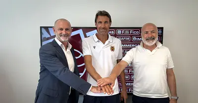 Mister Centurioni (al centro) con il responsabile del Settore Giovanile Pietro Lodi (a sinistra) e il socio Giuseppe Fico (a destra)
