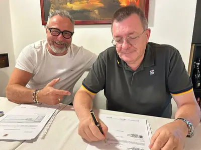 Enzo Perrino e il consulente commerciale Marco Barbieri al momento del rinnovo siglato pochi giorni fa