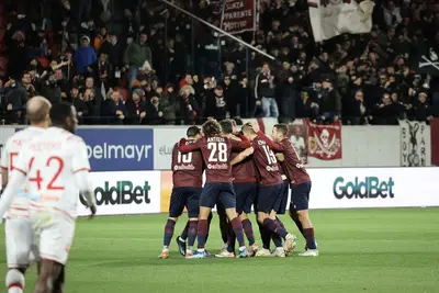 L'abbraccio finale dopo il triplice fischio al "Druso" - foto AC Reggiana