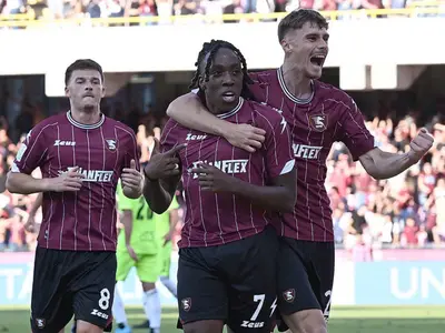 L'esultanza di Franco Tongya dopo la rete segnata al Pisa - foto U.S. Salernitana 1919