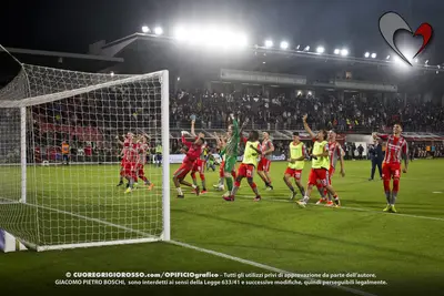 L'esultanza della Cremo sotto la Curva Sud - foto CuoreGrigiorosso.com