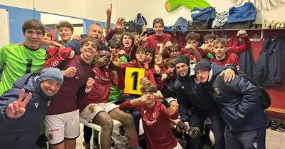 La festa negli spogliatoi dei ragazzi della formazione Under 15 dopo la vittoria nel derby