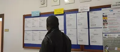 persona osserva fogli