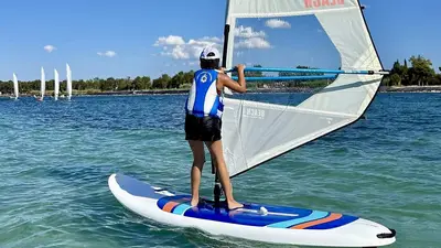 bambino su vela