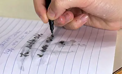 mano sudata scrive