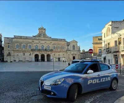 auto polizia di fronte a comune ostuni