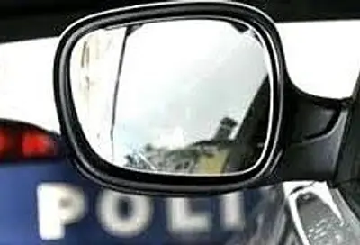 polizia e specchietto