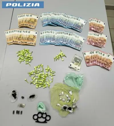 sequestro droga denaro e tirapugni