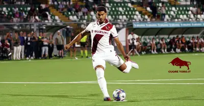Zakaria Aboukhlal calcia un rigore in Avellino Torino