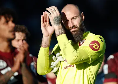 Vanja Milinković-Savić del Torino ringrazia i tifosi dopo la partita di Serie A tra Udinese e Torino allo Stadio Friuli il 29 dicembre 2024 a Udine, Italia. (Foto di Timothy Rogers/Getty Images)