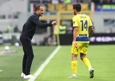 Alberto Gilardino allenatore del Parma dà indicazioni a Valeri