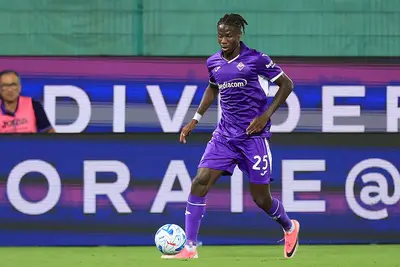Alieu Njie in azione con la maglia della Fiorentina
