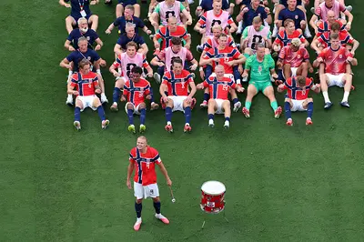 Haaland e la Norvegia festeggiano dopo la vittoria col Brasile ai Mondiali 2026
