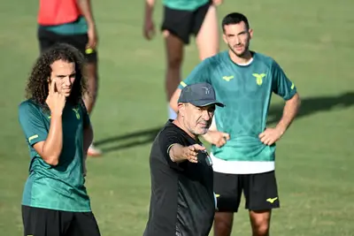 Maurizio Sarri dirige l'allenamento a Formello