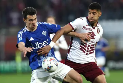 Anastasios Douvikas del Como 1907 lotta per il possesso del pallone con Adam Masina del Torino FC durante la partita di Serie A tra Como 1907 e Torino FC allo Stadio G. Sinigaglia il 13 aprile 2025 a Como, Italia. (Foto di Marco Luzzani/Getty Images)