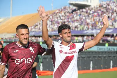 Rolando Mandragora e Cristiano Briaghi sotto la Curva Fiesole