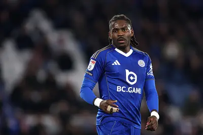 Il difensore Caleb Okoli con la maglia del Leicester