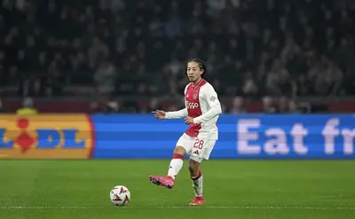 Kian Fitz in azione con la maglia dell’Ajax