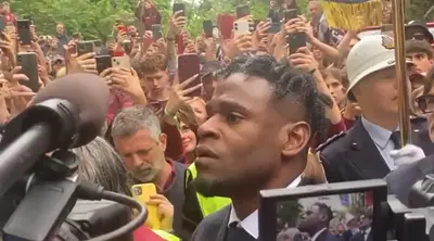 Duvan Zapata legge i nomi dei caduti a Superga
