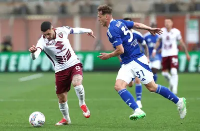 Antonio Sanabria of Torino FC competes for the ball with Mergim Vojvoda of Como 1907 during the Serie A match between Como 1907 and Torino FC at Stadio G. Sinigaglia on April 13, 2025 in Como, Italy.