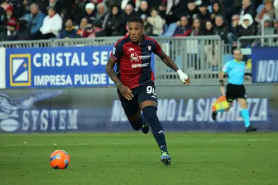 Il centrocampista Michael Folorunsho in mezzo al campo durante una partita di Serie A
