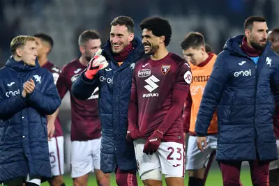 TORINO, ITALIA - 24 GENNAIO: Saul Coco del Torino celebra la vittoria con i compagni di squadra dopo la partita di Serie A tra Torino e Cagliari allo Stadio Olimpico di Torino il 24 gennaio 2025 a Torino, Italia. (Foto di Valerio Pennicino/Getty Images)