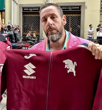 L’attore americano Adam Sandler a Torino con la felpa del Torino Fc