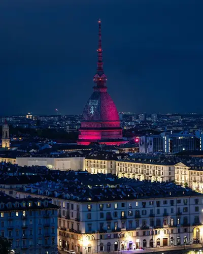 Mole Antonelliana granata in onore al Grande Torino