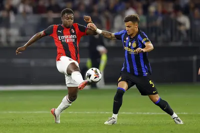 Alphadjo Cissè in azione con la maglia del Milan contro l'Inter