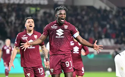 Torino Parma 4-1, il gol da fuori area di Duvan Zapata