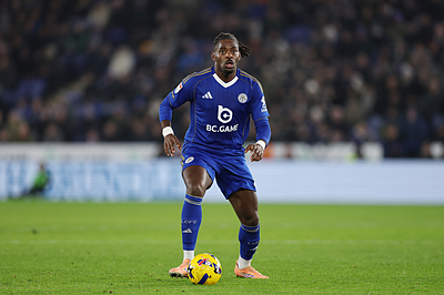 Caleb Okoli in azione con la maglia del Leicester